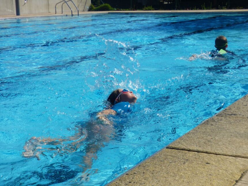 Nenos en piscina