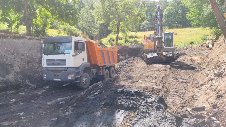 Avance dos traballos de retirada de entullo en Bouza 1