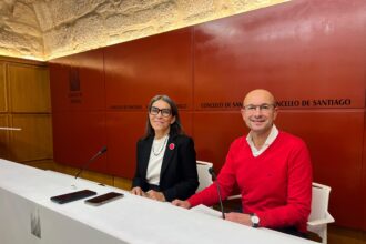 IMAXE Mercedes Roson e Gonzalo Muinos na sala de prensa de Raxoi