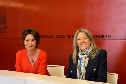 IMG Marta Alvarez e Mila Castro na sala de prensa de Raxoi