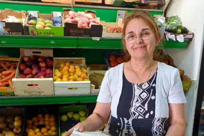Responsable Coviran Celina con las bolsas