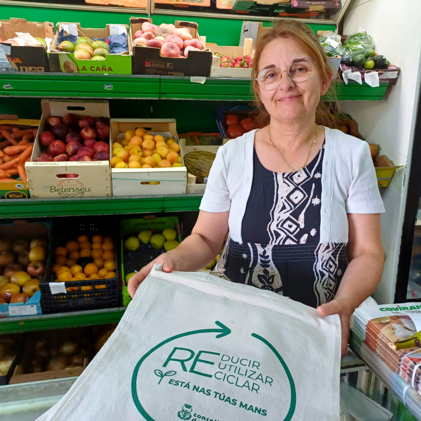 Responsable Coviran Celina con las bolsas