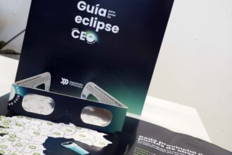 20260728 gafas guia e mapa baixo o ceo das rias baixas