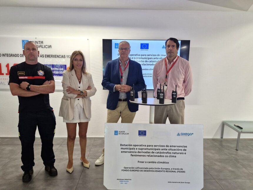 140926 Recepcion de emisoras portatiles para os parques de bombeiros 1
