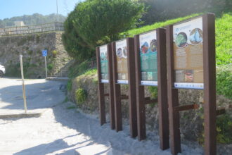2026 09 21 Paneis plasticos na praia de Caion 2