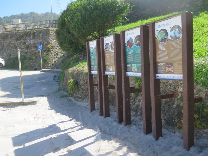 2026 09 21 Paneis plasticos na praia de Caion 2