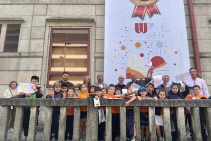 Alejandro Lorenzo con nenos na biblioteca
