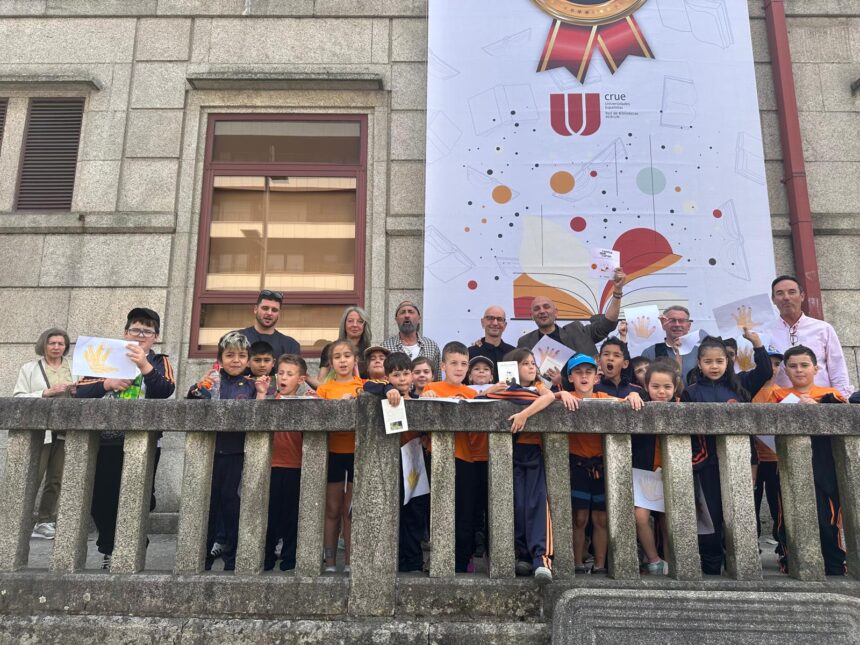 Alejandro Lorenzo con nenos na biblioteca