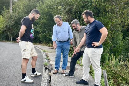 Ernesto Filgueira con membros do BNG no vial que vai a igrexa de Loureiro
