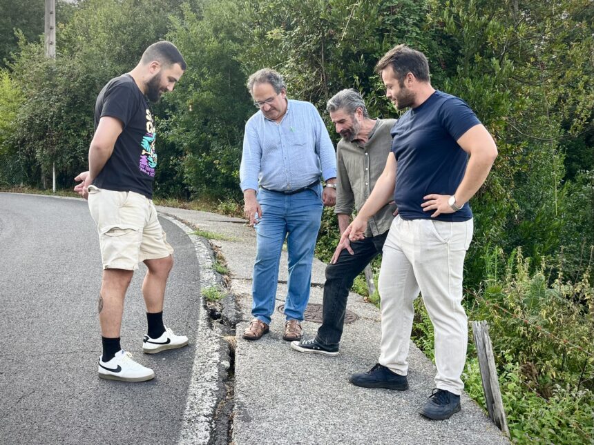 Ernesto Filgueira con membros do BNG no vial que vai a igrexa de Loureiro