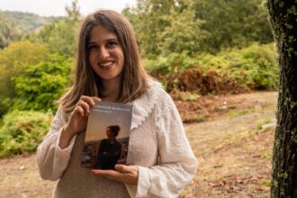 FOTO JUDIT CON LIBRO