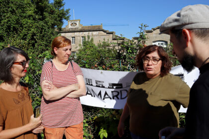 Foto A deputada do BNG Carmela Gonzalez con representantes de Beiramar da Xente