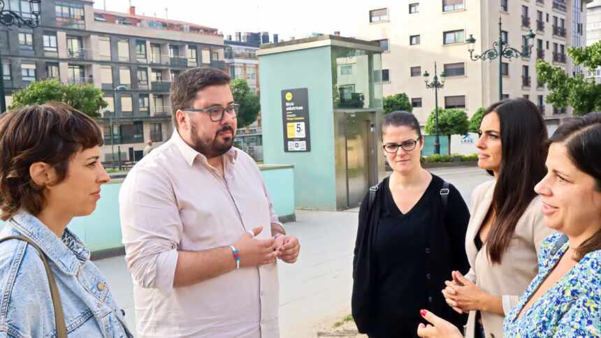 Foto Alexandra Fernandez e Xabier P Igrexas con representantes da ANPA da EEI Vila Laura de Vigo