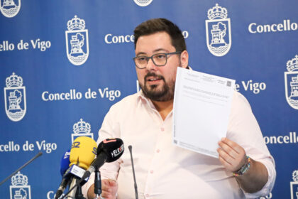 Foto Xabier P Igrexas co documento de suspension da licitacion do bus de Vigo