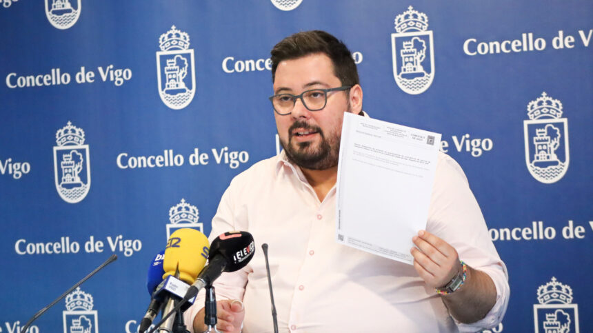 Foto Xabier P Igrexas co documento de suspension da licitacion do bus de Vigo