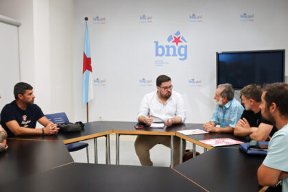 Foto Xabier P Igrexas con representacion sindical do servizo de mantemento de zonas verdes de Vigo