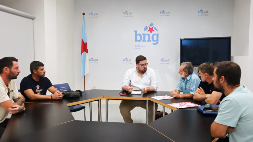 Foto Xabier P Igrexas con representacion sindical do servizo de mantemento de zonas verdes de Vigo