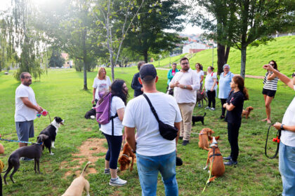 Xabier P Igrexas con vecinos afectados polo proxecto de parque canino en Barreiro