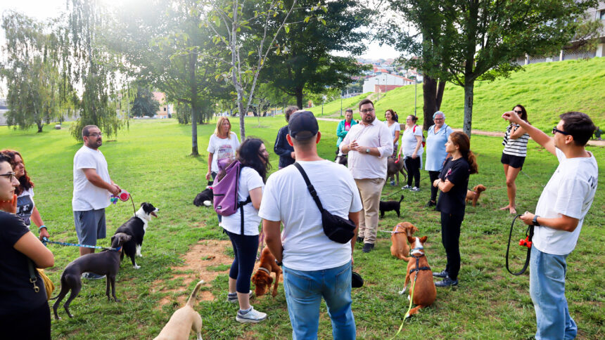 Xabier P Igrexas con vecinos afectados polo proxecto de parque canino en Barreiro