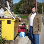 2026 10 26 14 28 25 Un vecino diante do colector de envases no Igrexario Loureiro