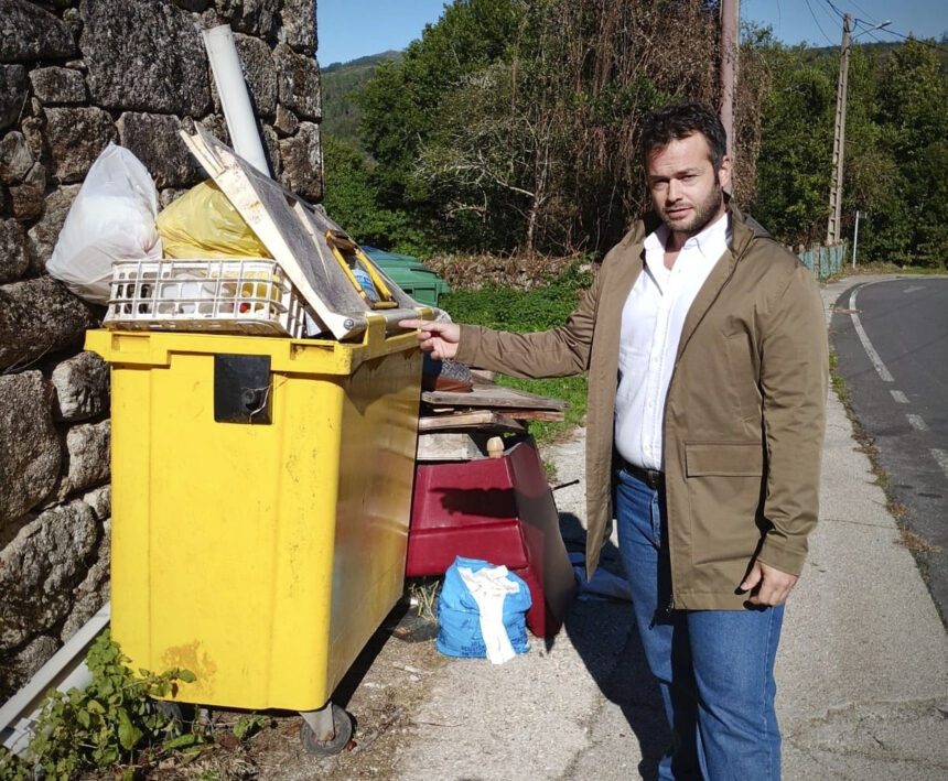 2026 10 26 14 28 25 Un vecino diante do colector de envases no Igrexario Loureiro