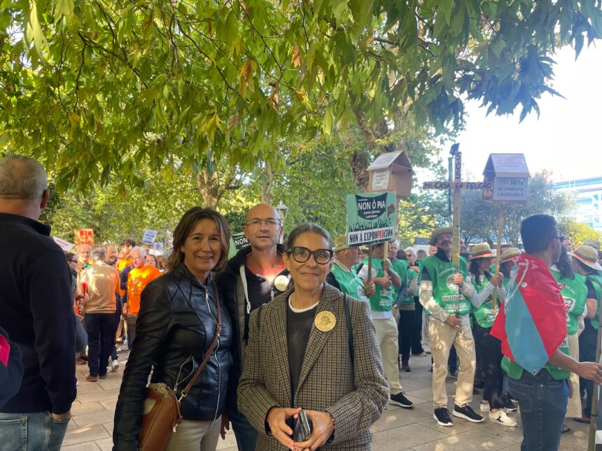 IMAXE Mercedes Roson Marta Alvarez e Gonzalo Muinos na manifestacion fronte os PIA