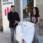 Manu Lourenzo e Eva Alonso coa bolsa para a recollida de poda 02
