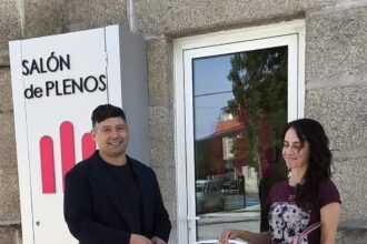 Manu Lourenzo e Eva Alonso coa bolsa para a recollida de poda 02