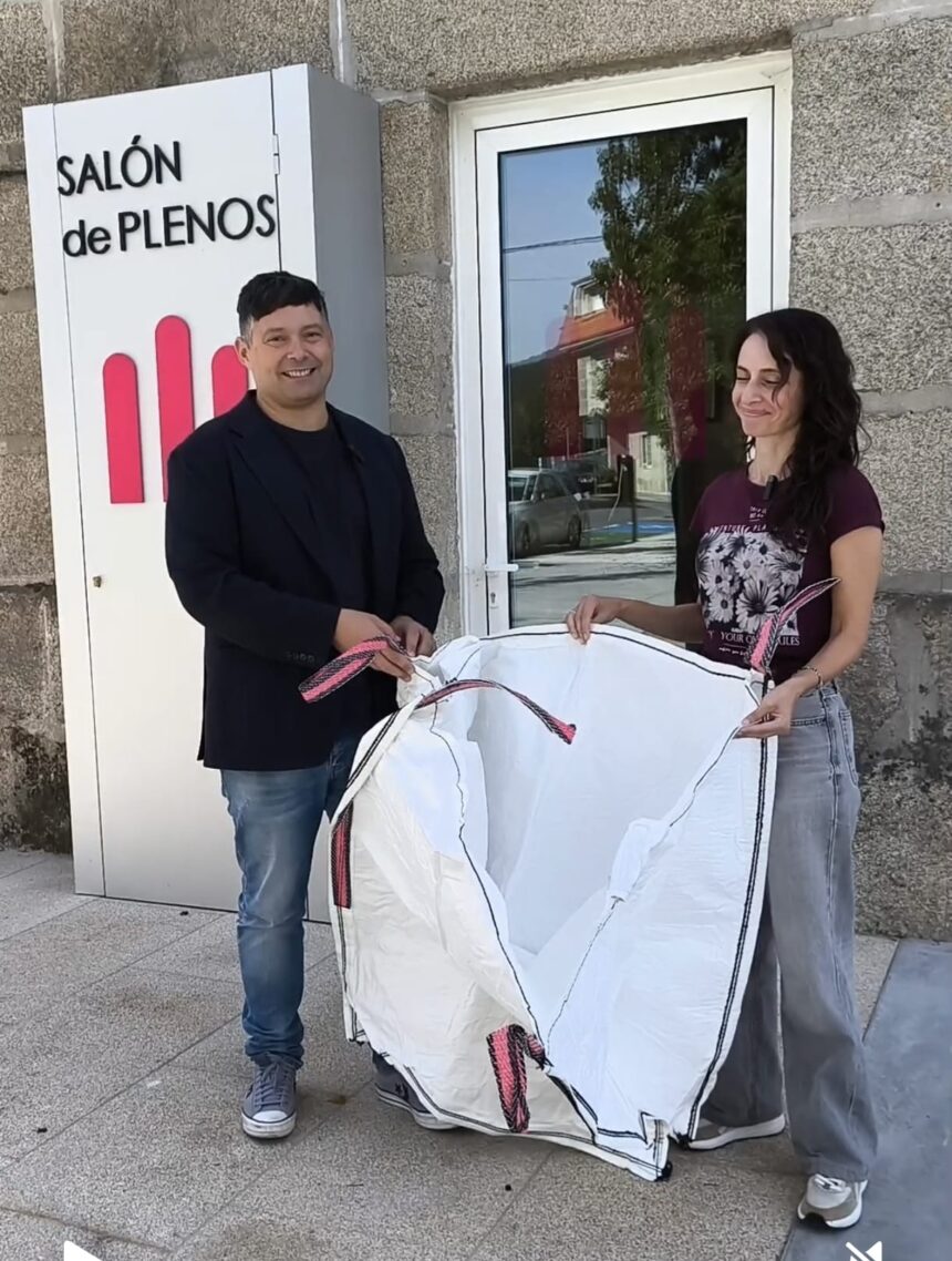 Manu Lourenzo e Eva Alonso coa bolsa para a recollida de poda 02