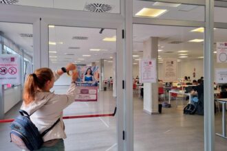 SeApNLxYTn pegada carteis na aula de estudo que o concello de vigo ten ennavia