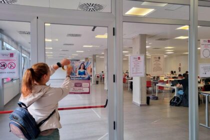 SeApNLxYTn pegada carteis na aula de estudo que o concello de vigo ten ennavia