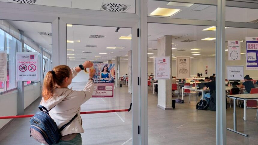 SeApNLxYTn pegada carteis na aula de estudo que o concello de vigo ten ennavia