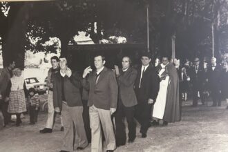 Canteiros levando a palacios