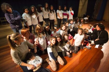 Escola teatro tomino 1 696x464 1